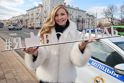 Цветы для солнечных улыбок автоледи. В Витебске стартовала областная акция ГАИ в честь Дня женщин