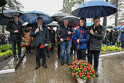 Почтить память погибших. Возложения цветов к братским могилам и мемориалам проходят в канун Дня Победы