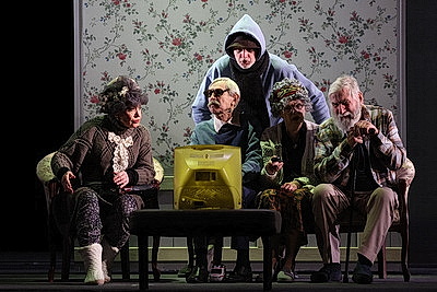 Премьеру комедии \"Особо опасные пенсионеры\" представил театр им. М.Горького