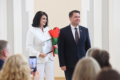 Учителя продолжают принимать поздравления в преддверии профессионального праздника
