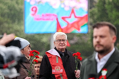 Народное возложение цветов к монументу Победы проходит в Минске