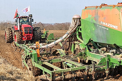В поле - с добрым сердцем. В Витебском районе дали старт посевной кампании