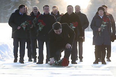 Председатель Мажилиса Парламента Республики Казахстан возложил цветы в МК \"Хатынь\"