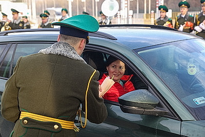 Плац-концерты, море цветов и теплых слов. В Бресте мужчины поздравили женщин