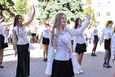 Последние звонки для выпускников 9-х и 11-х классов прозвенели по всей Беларуси