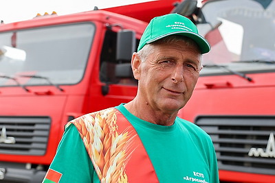 В Гомельской области чествовали первых тысячников на жатве