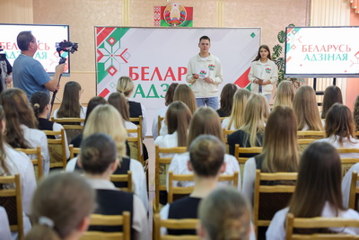 Половинки яблок и экскурс в историю. Учащиеся колледжей приняли участие в акции \"Беларусь адзіная\"