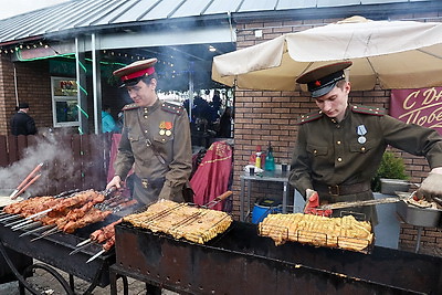 Минчане и гости столицы празднуют 9 Мая