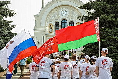 Участники автопробега \"Дороги славы - наша история\" возложили цветы в Брестской крепости