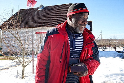 Полюбил мороз и жареную картошку. Как живет и работает в Беларуси зоотехник из Мали