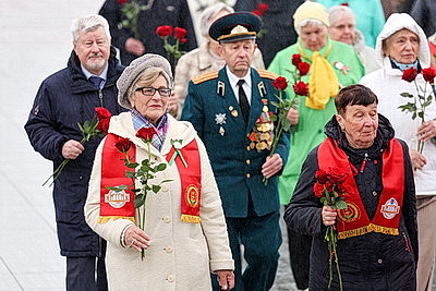 Народное возложение цветов к монументу Победы проходит в Минске