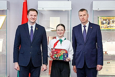 Крутой - школьникам: паспорт - это документ, в котором встречается ваша личная история и корни всей страны