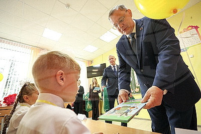 Швед напутствовал узденских школьников и вручил каждому первокласснику книгу \"Беларусь - наша Радзiма\"