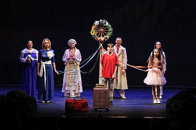 \"Ода белорусской женщине\". Со сцены Купаловского театра читают стихи на \"роднай мове\"