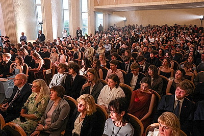 Торжественное вручение аттестатов выпускникам школ проходит в Беларуси