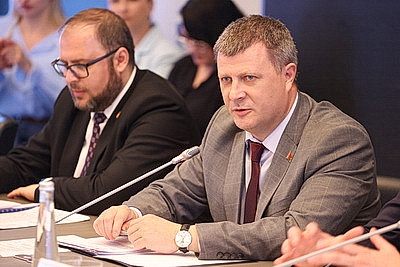 В Пскове прошла рабочая встреча Крутого с руководством российского региона