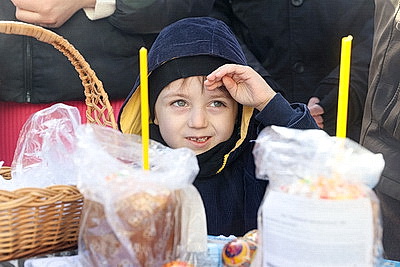 Православные верующие освящают пасхальную трапезу в храмах Беларуси