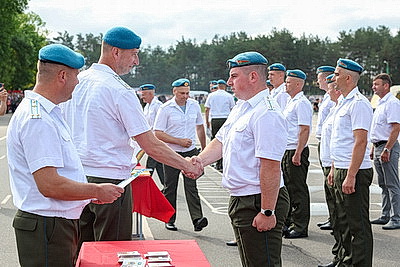 Масштабную реконструкцию событий разных лет показали в День десантников и ССО в Бресте