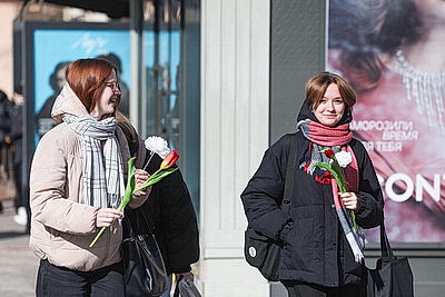\"101 тюльпан для милых дам\". Гродненские спасатели поздравили женщин с 8 Марта