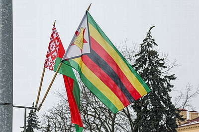 Парламентская делегация Зимбабве возложила венок и цветы к монументу Победы в Минске