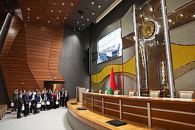 \"Гордимся тем, что нам выпала такая честь\". В Верховном Суде столичным школьникам вручили первые паспорта