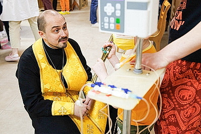 За каждой больницей закреплен приход. Как БПЦ помогает маленьким пациентам и их семьям справиться с болезнью