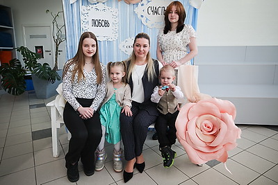 \"Образец для молодежи\". Орден Матери вручили 26 многодетным минчанкам