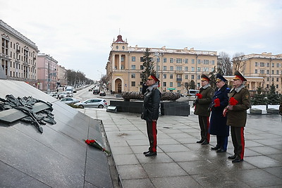 К монументу Победы возложили цветы в День защитников Отечества