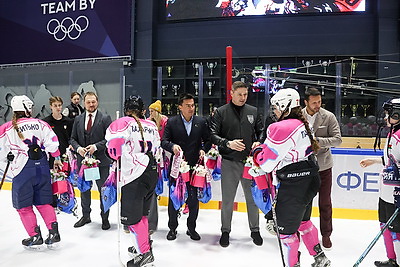 В хоккей играют не только мужчины. Всемирный женский хоккейный матч прошел в Минске