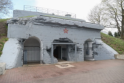 Спектакль \"Штурм\" представили актеры театра Черноморского флота им. Б.Лавренева в Брестской крепости