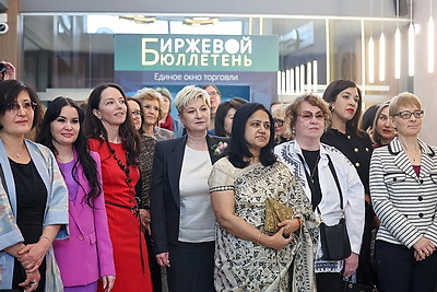 Белорусские льняные изделия, косметика, фарфор. Что показали зарубежным дамам на приеме накануне 8 Марта