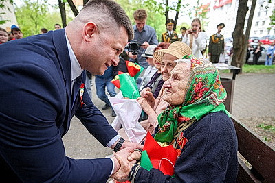 Ветераны Великой Отечественной войны принимают поздравления с 9 Мая