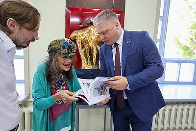Легендарная художница и ювелир Лиза Сотилис посетила Витебск