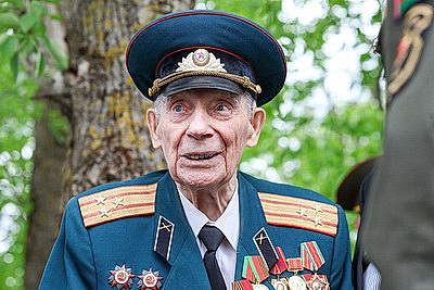 Ветераны Великой Отечественной войны принимают поздравления с 9 Мая