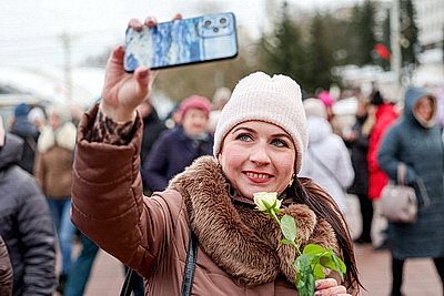 С танцами, цветами и с 30-метровой высоты. Спасатели в Витебске поздравили женщин с 8 Марта