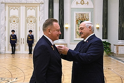 Лукашенко в преддверии Дня народного единства вручил госнаграды заслуженным представителям различных сфер