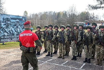 Не только в строю, но и в бою: комбинированный марш-бросок для военнослужащих девушек прошел в Чаусском районе