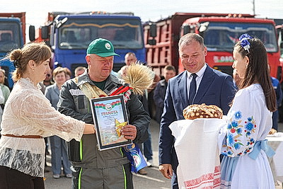 Первого в Гродненской области водителя-трехтысячника чествовали в Мостовском районе