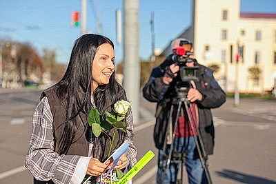 Мамы рулят: в Гомеле автоледи принимали поздравления с Днем матери