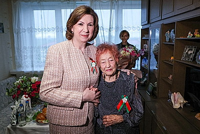 \"Был солнечный день, все веселились и танцевали\". Ветеран поделилась воспоминаниями про 9 мая 1945-го