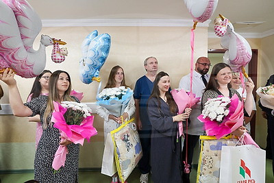 В Беларуси поздравили мам, родивших в День Независимости