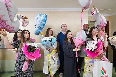 В Беларуси поздравили мам, родивших в День Независимости