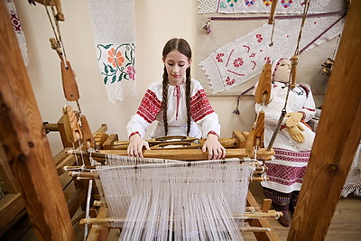 Материалов на 100 лет. Как в Минской области сохраняют традиции местного ткачества