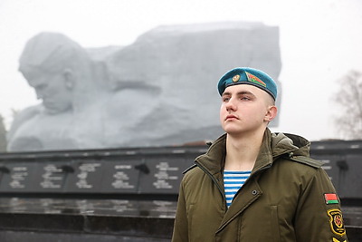 Праздник мужества и верности долгу: в регионах Беларуси 23 февраля прошли торжественные митинги