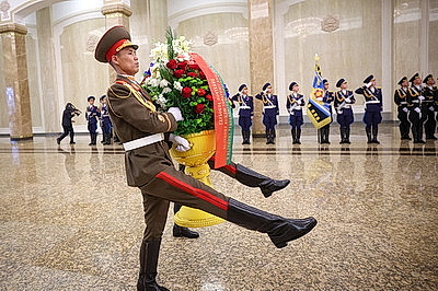 Лукашенко по прибытии в Пхеньян посетил Кымсусанский дворец Солнца и почтил память корейских вождей