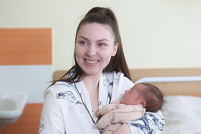 \"На Новый год получили самый важный подарок в жизни\". В Гродно поздравили женщин, родивших 1 января