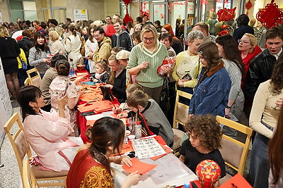 Ночные экскурсии и мастер-классы по каллиграфии: как встретили \"Библионочь\" в Национальной библиотеке Беларуси