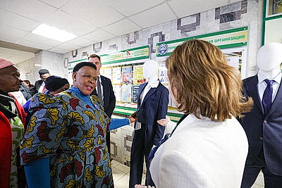 Парламентская делегация Зимбабве посетила РНПЦ \"Мать и дитя\" и МТЗ