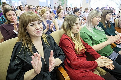 \"Сделали для семьи главный подарок\". В Витебском областном роддоме прошел праздник для мам