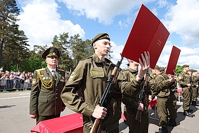 Лукашенко принял участие в церемонии приведения к военной присяге в Борисовском районе